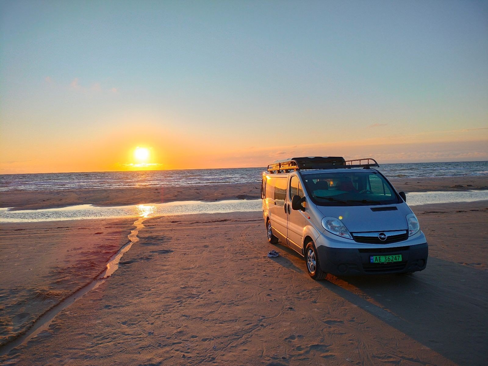 Opel Vivaro camper en una playa al atardecer