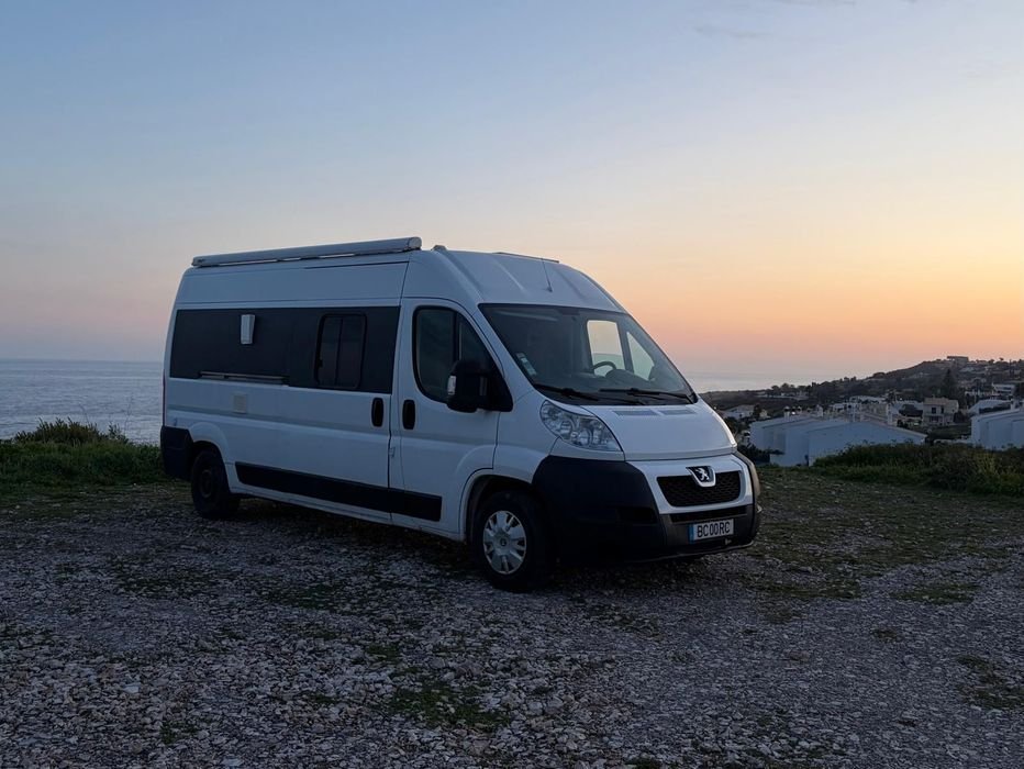 Peugeot Boxer camper frente al mar al atardecer