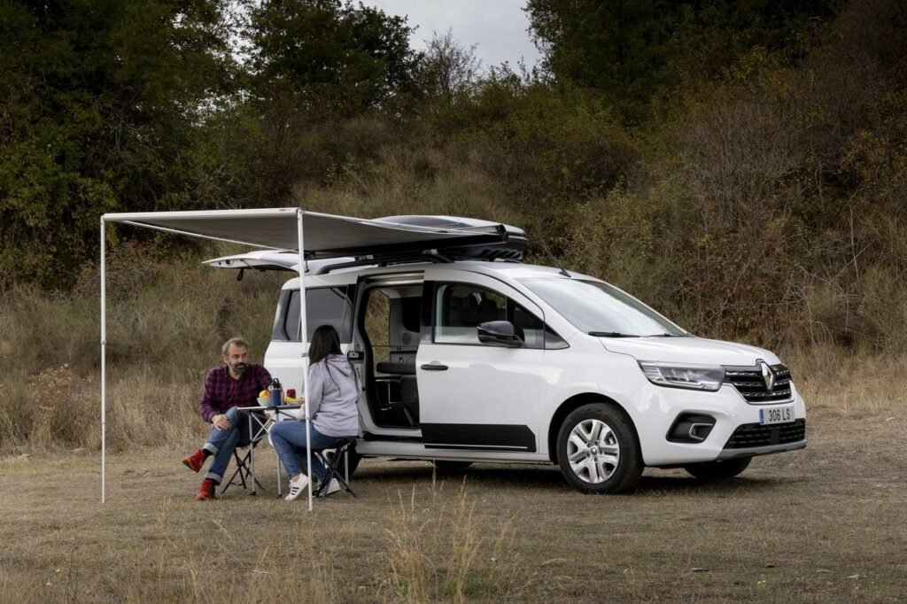 Renault Kangoo camper con toldo y zona exterior de camping
