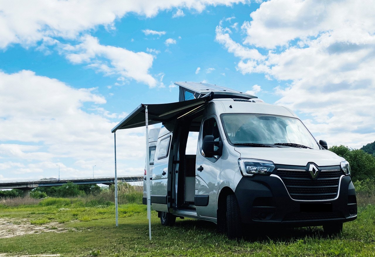 Renault Master camper preparada para acampada al aire libre