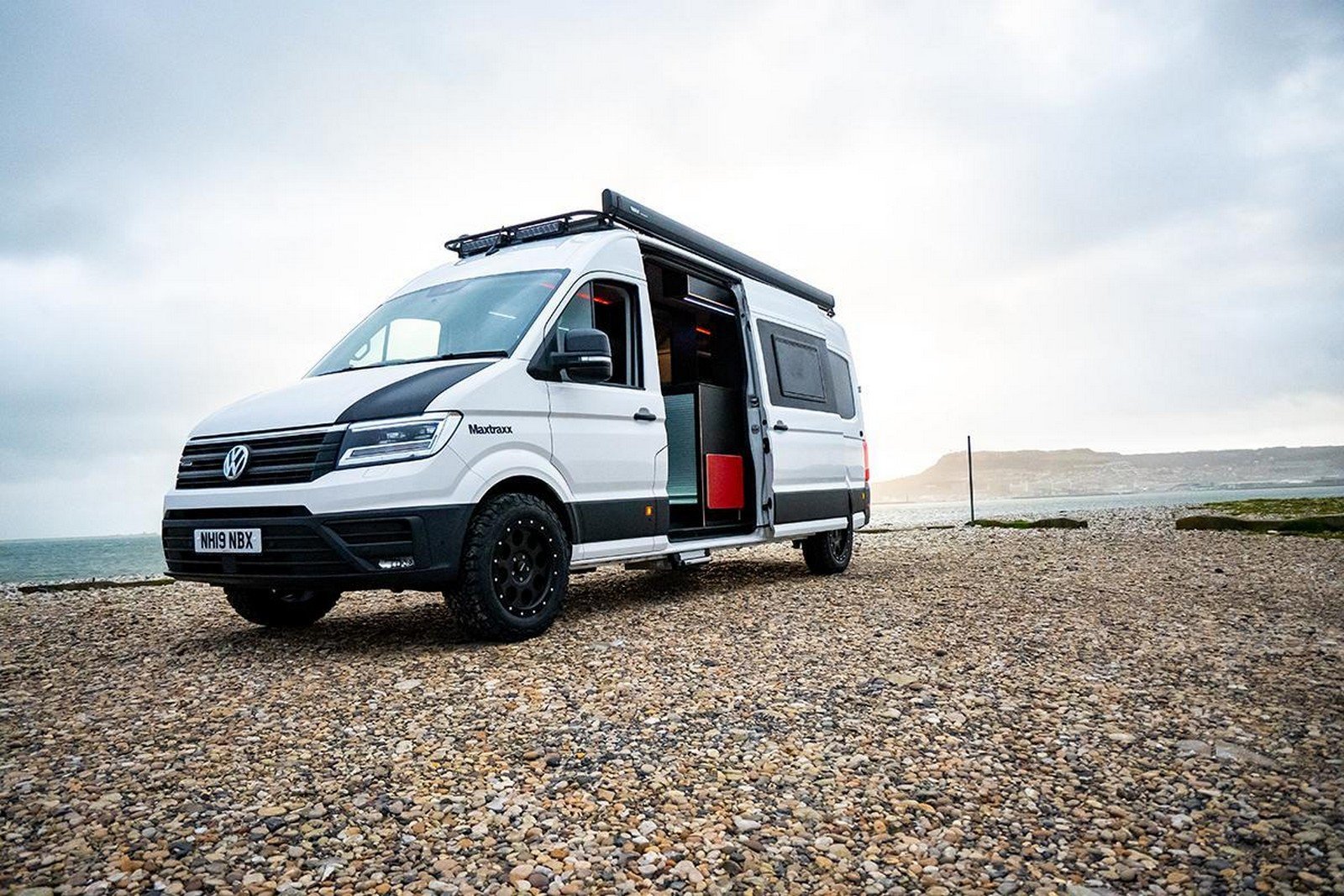 Volkswagen Crafter camper en un paisaje costero