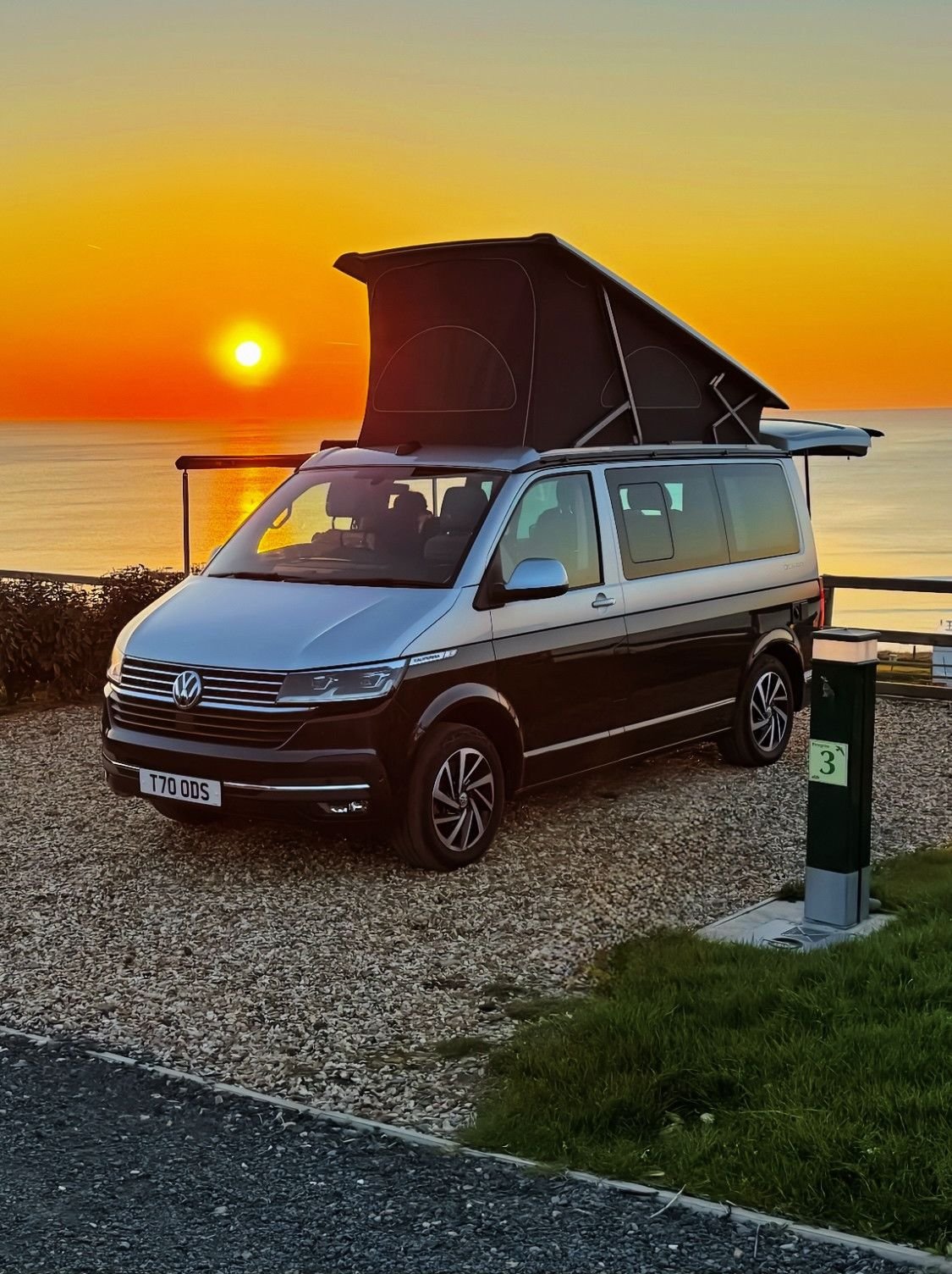 Volkswagen T6 California camper frente al mar al atardecer