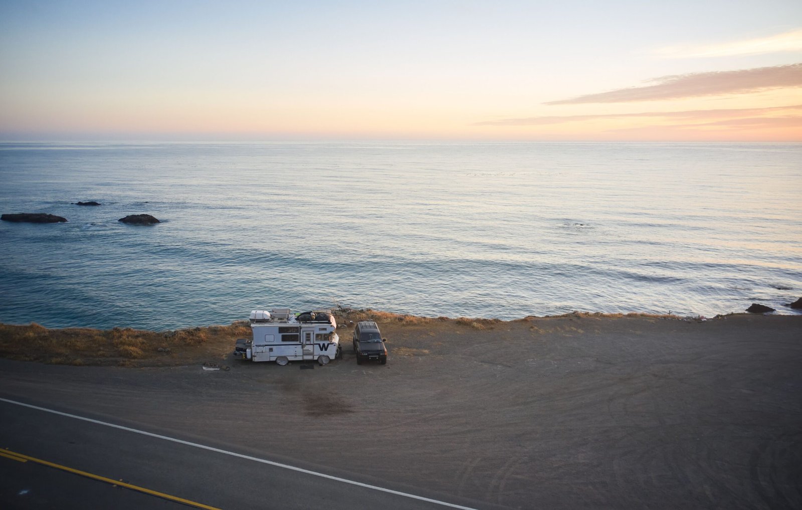 Camper junto al mar al atardecer durante una ruta por el sureste