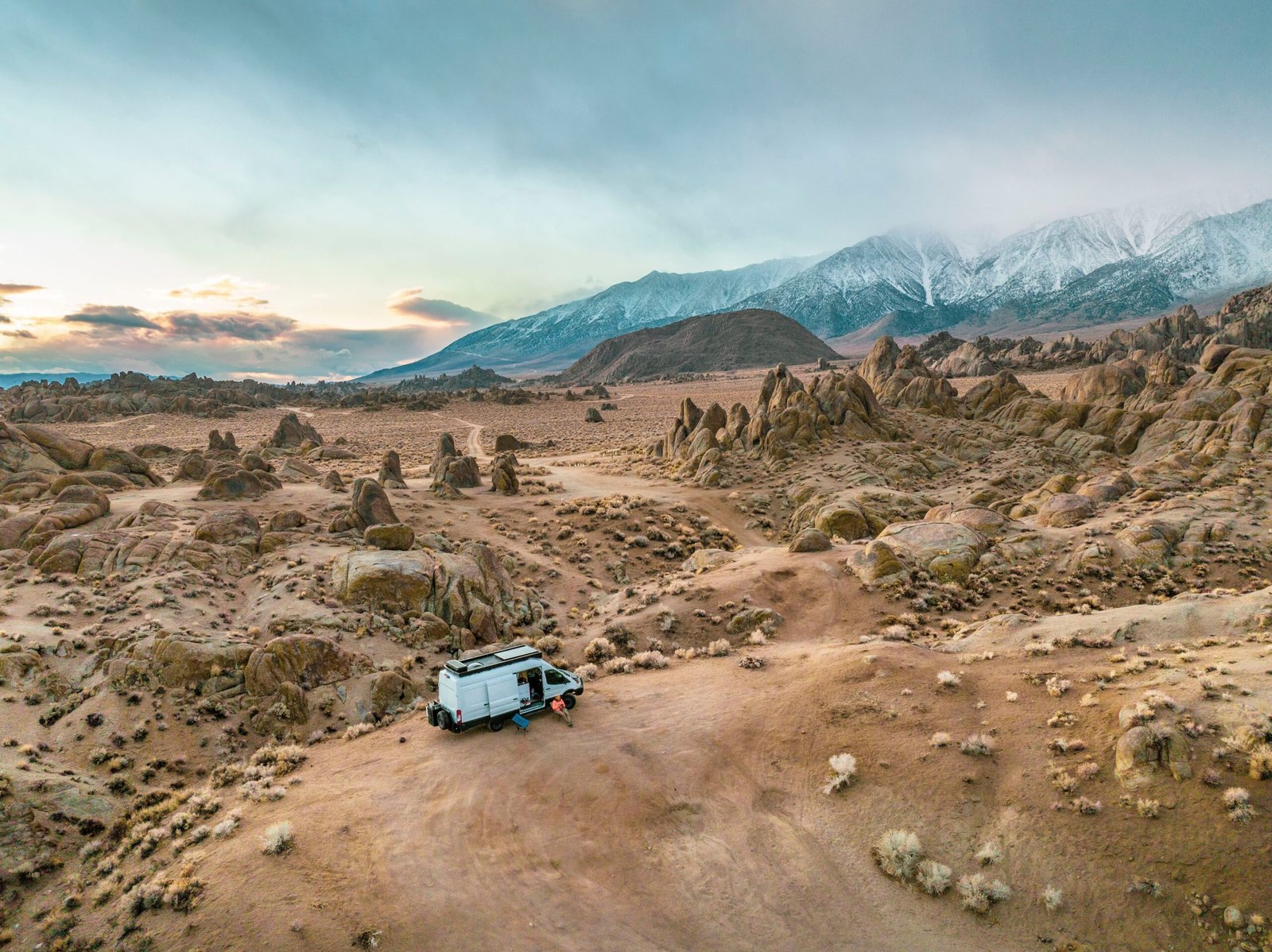 Camper entre montañas durante una ruta por Aragón