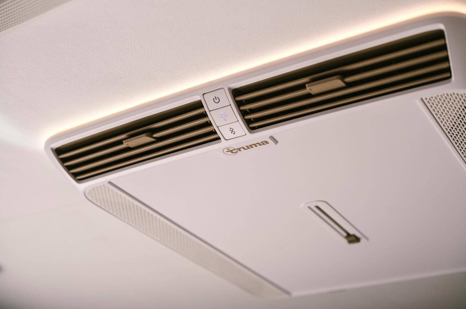 Climatización de techo instalada en el interior de una camper