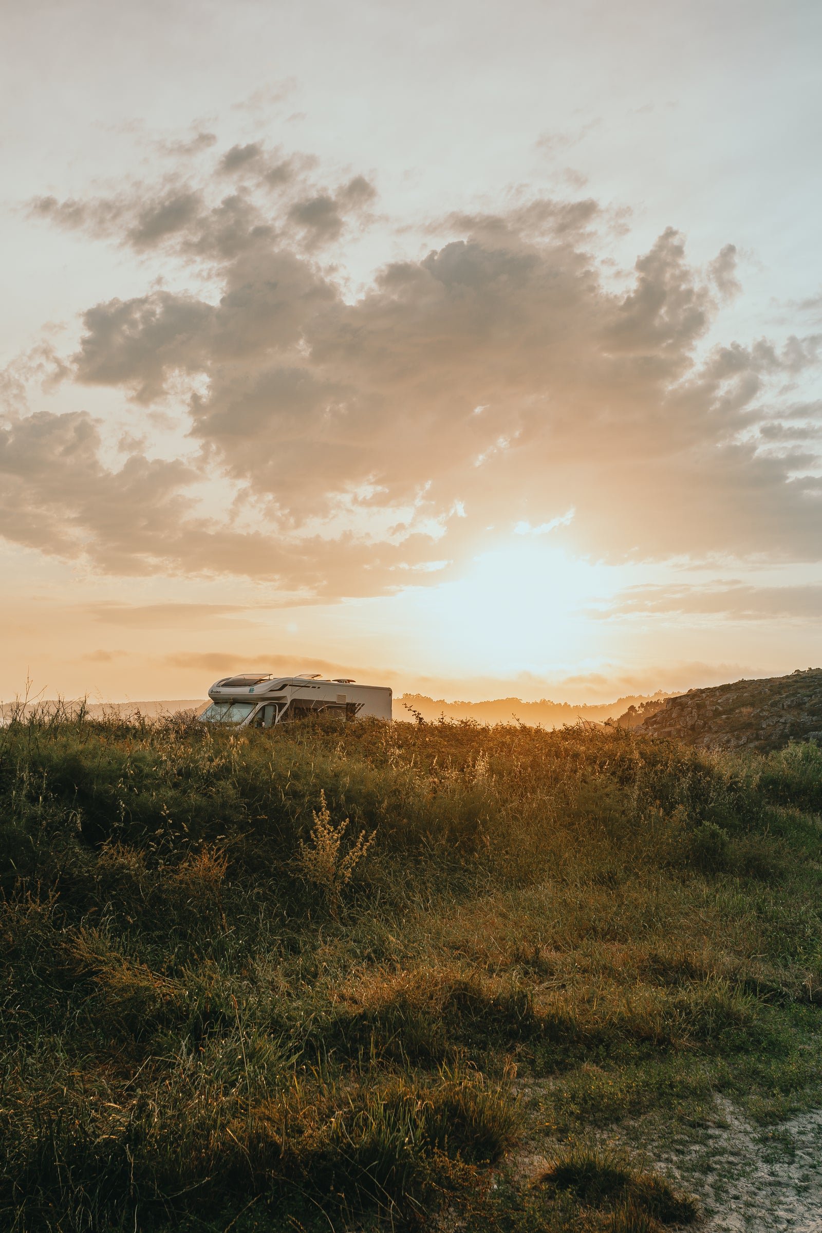 Autocaravana en ruta por un paisaje natural