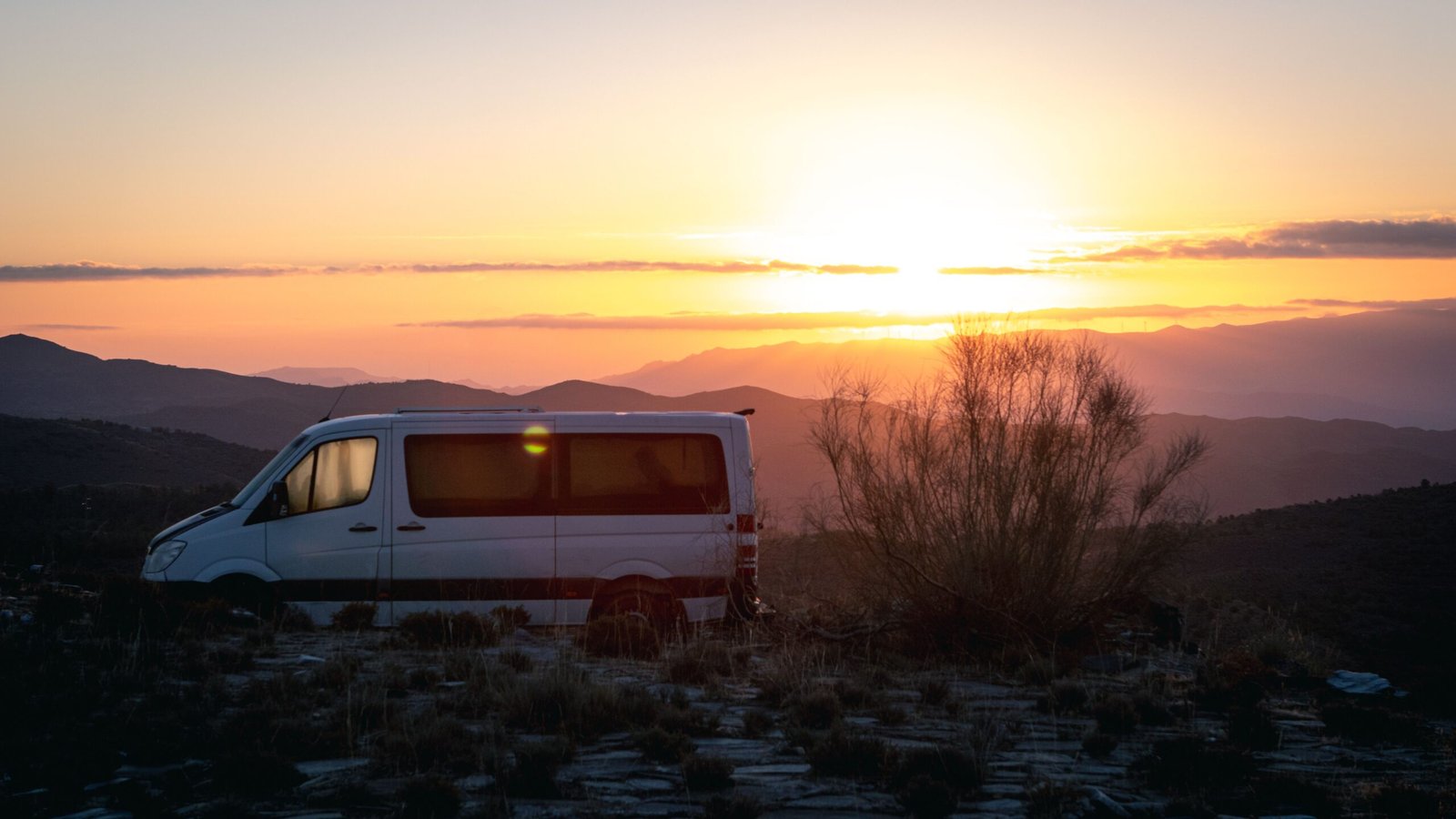Camper viajando en un paisaje natural
