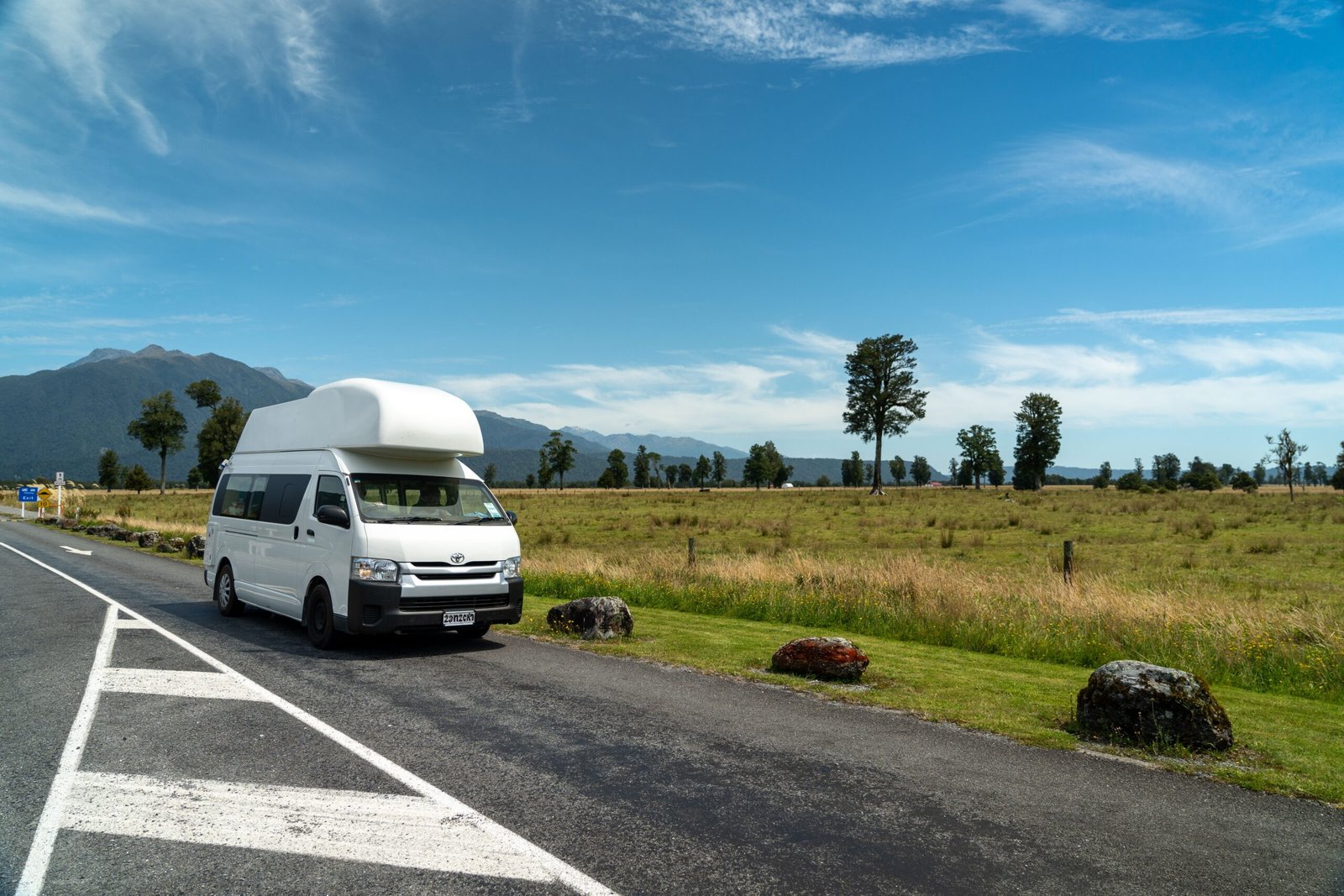 Autocaravana viajando por carretera abierta, fotografía ambiental sin identificación de modelo capuchina