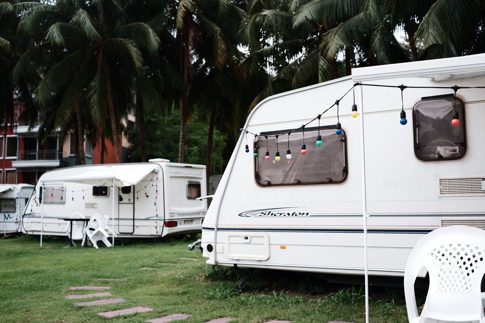 Caravanas estacionadas en camping, fotografía editorial de ambiente para revisar la vida a bordo