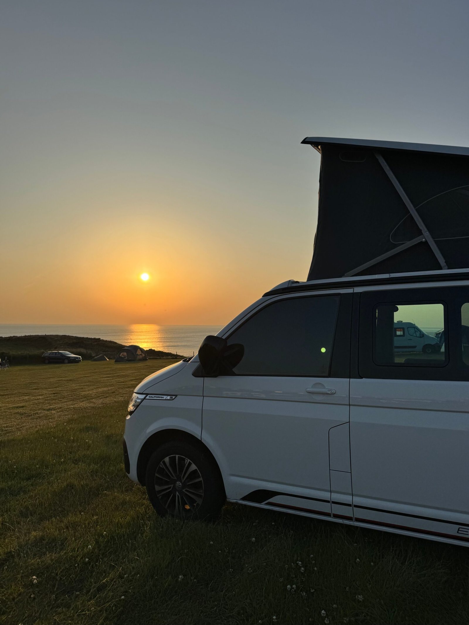 Camper en un paisaje natural de viaje