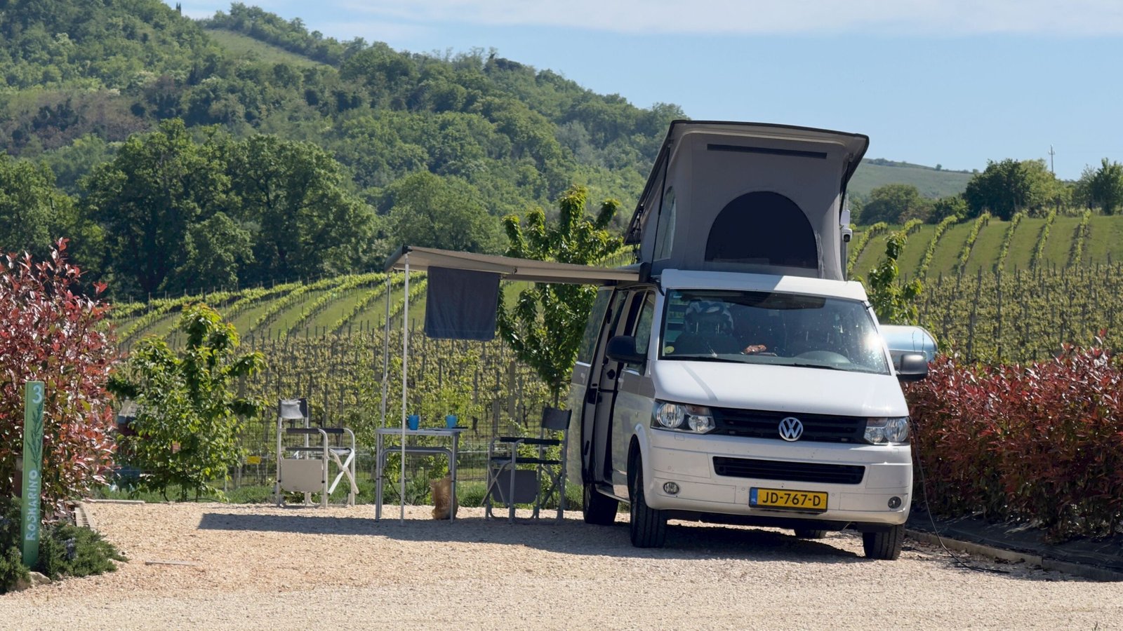 Camper viajando en un paisaje natural