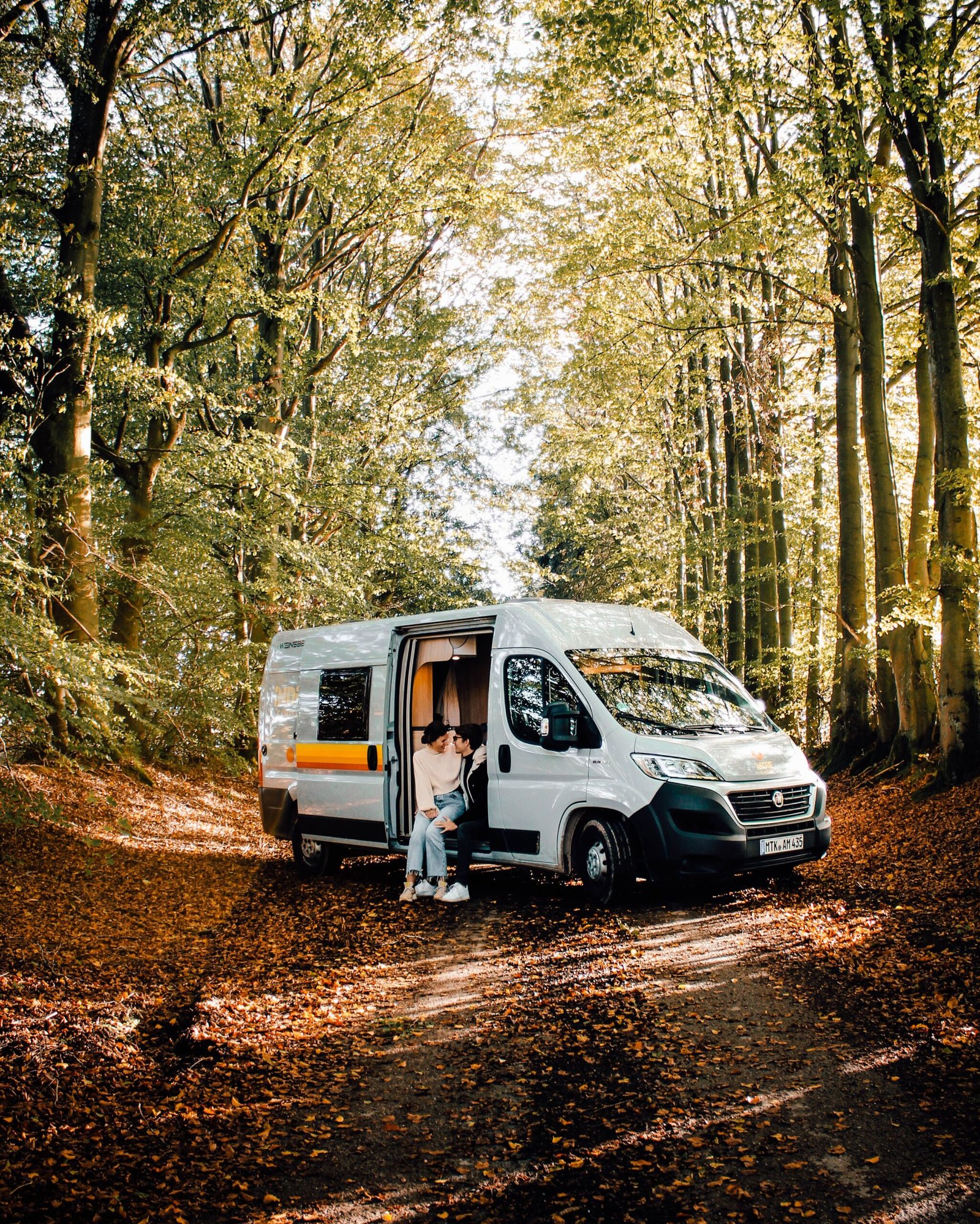 Camper en un entorno exterior de naturaleza