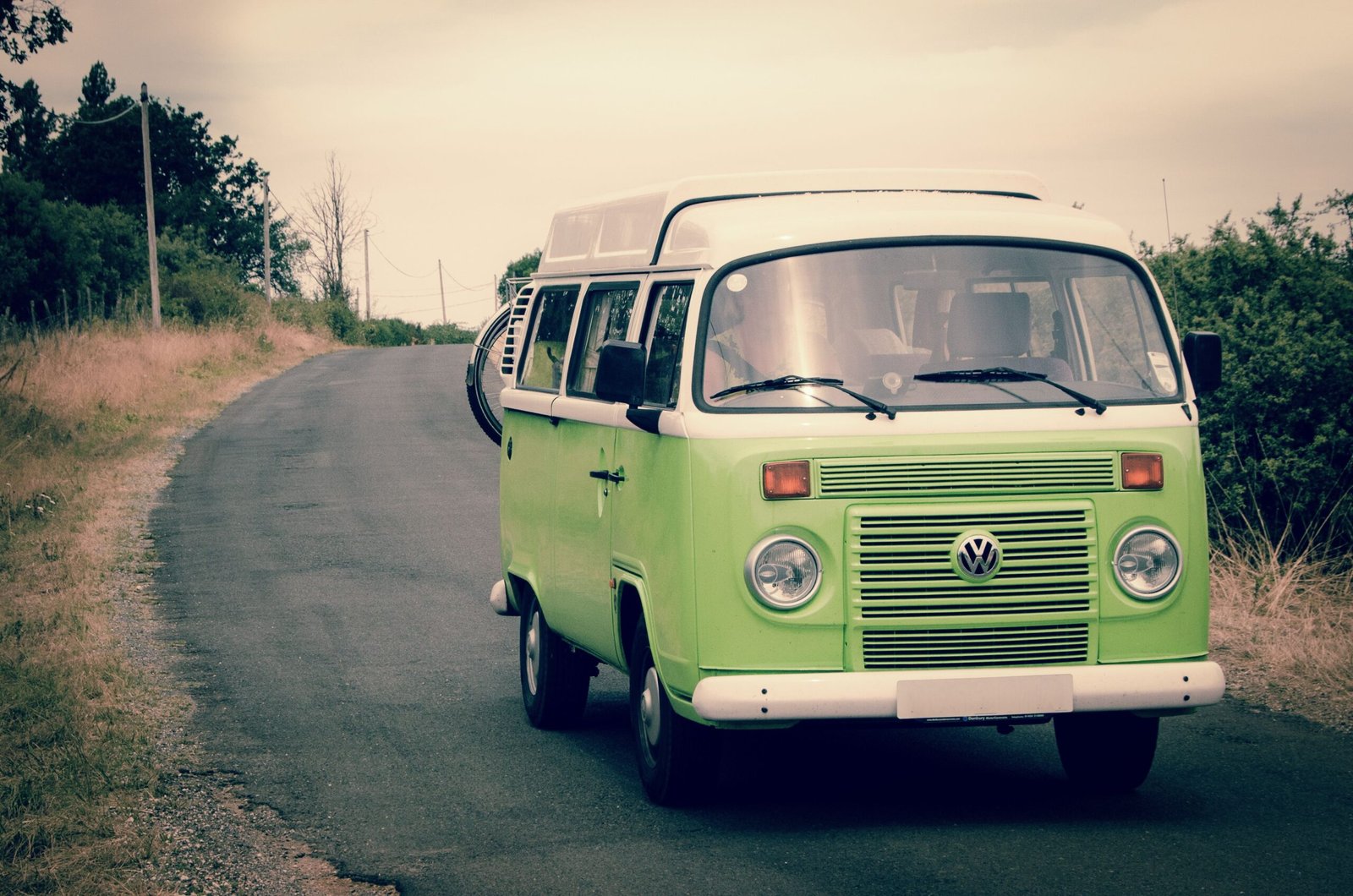 Camper clásica viajando por carretera, fotografía editorial para una guía de vehículos de ocasión, sin identificación de modelo