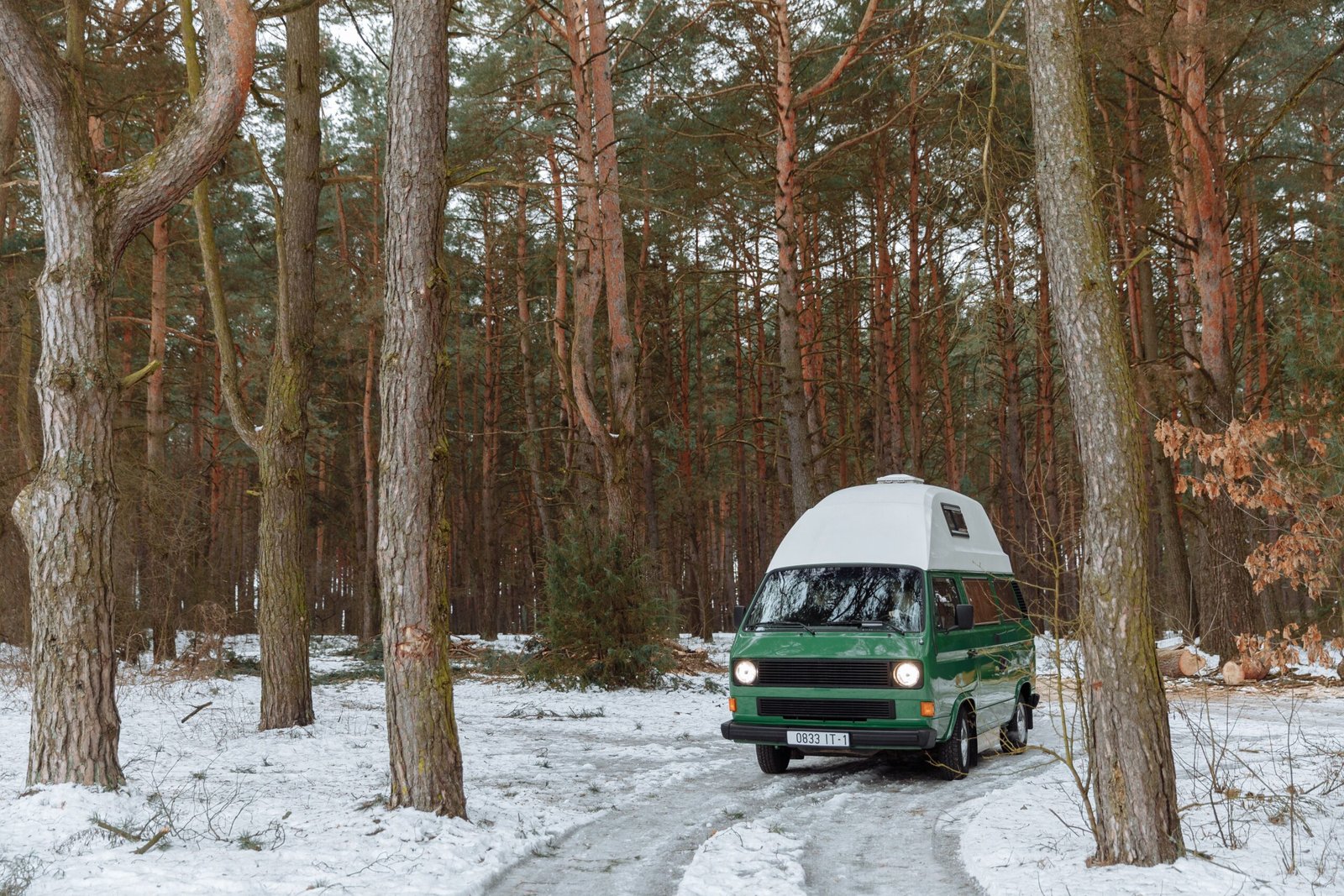 Camper en un bosque nevado, imagen editorial de ambiente de viajes