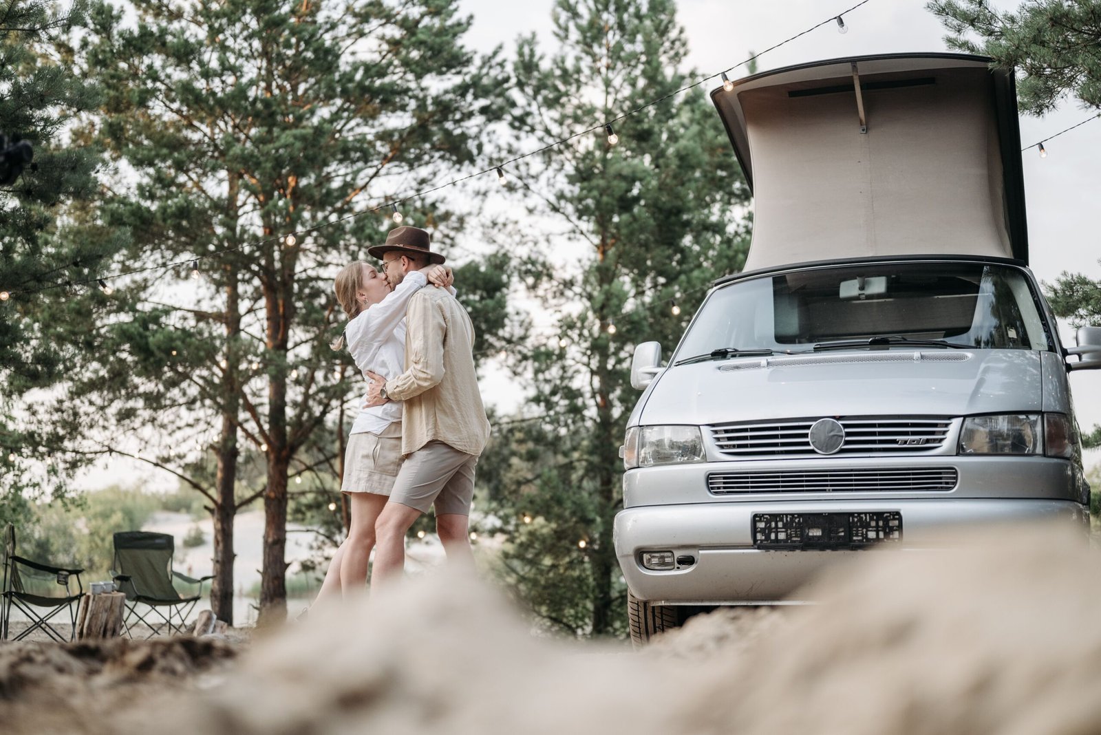 Pareja viajando en camper por un bosque, imagen editorial de ambiente, no foto de Elnagh
