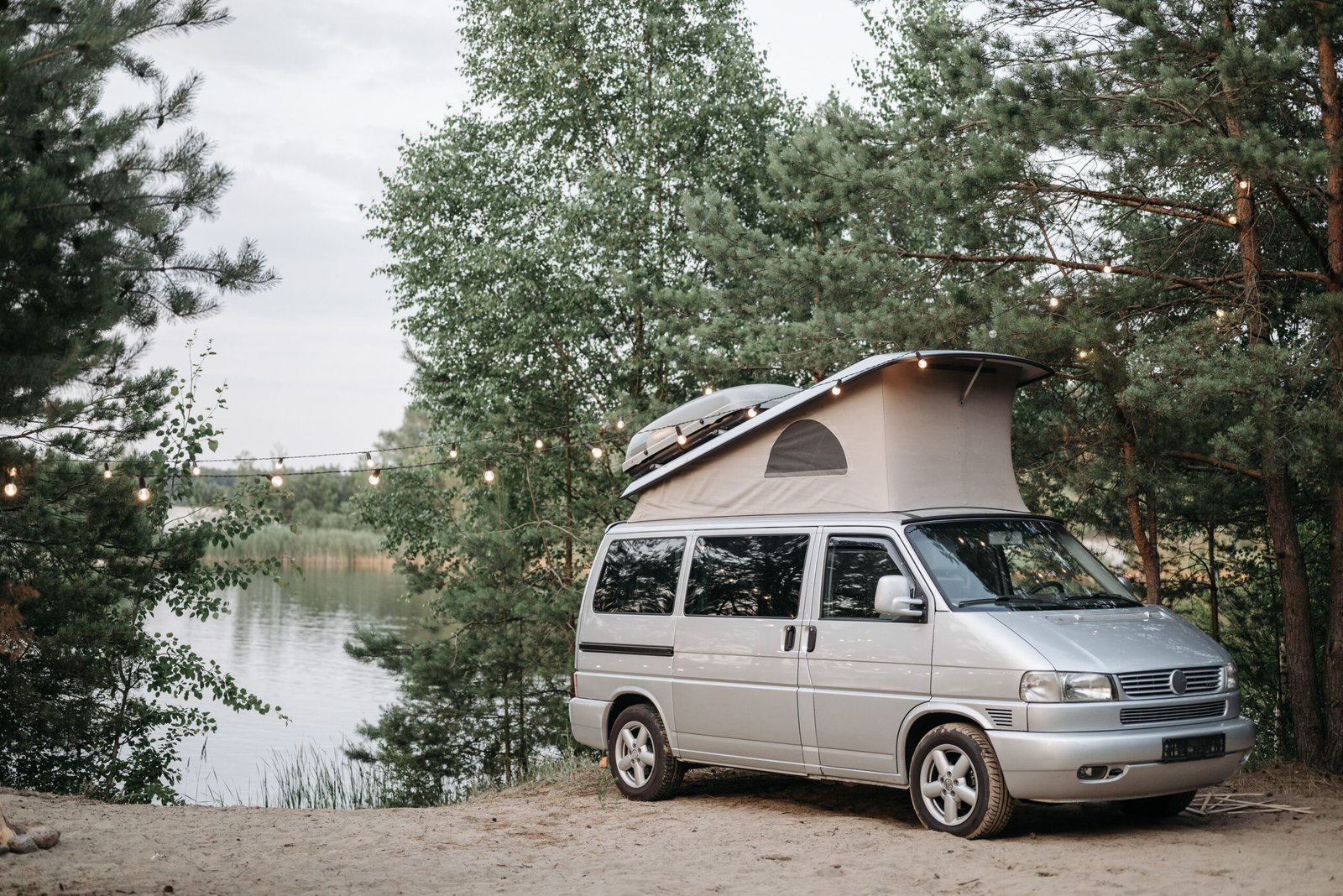 Vehículo camper en paisaje de viaje