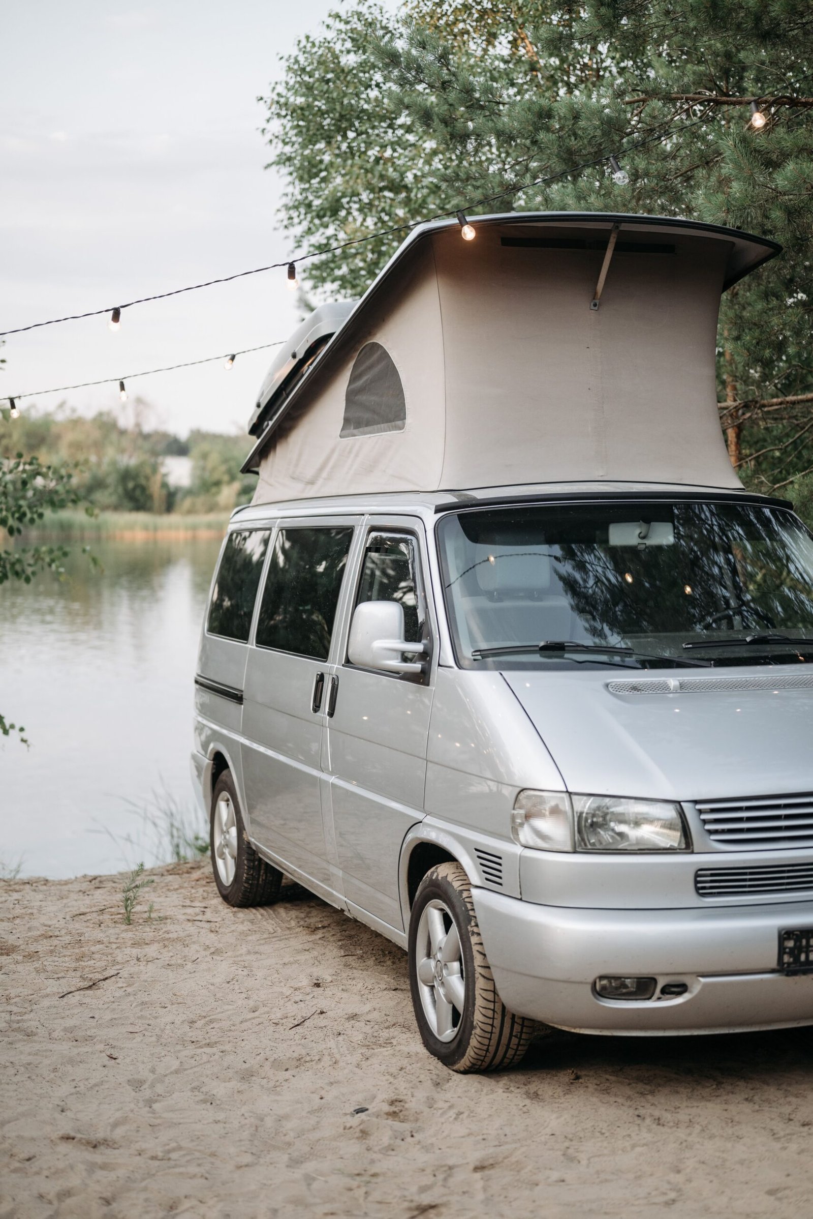 Camper en un entorno exterior de naturaleza