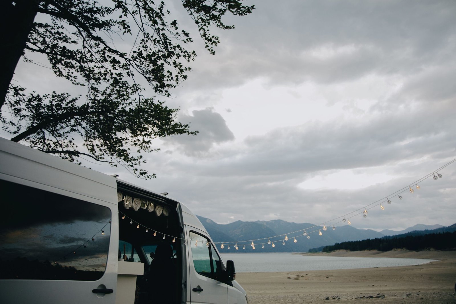 Vehículo camper en paisaje de viaje