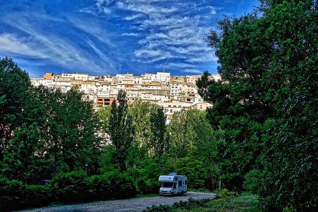 Autocaravana en un viaje por un pueblo y paisaje natural, fotografía ambiental no representativa de un Hymer concreto