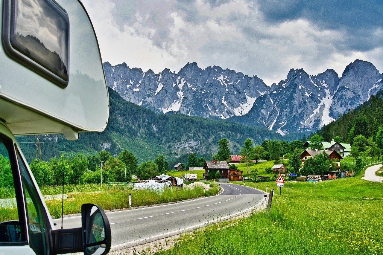 Autocaravana grande en paisaje de alta montaña, fotografía editorial de ambiente