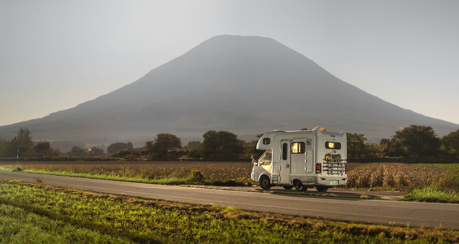 Viaje en camper por carretera de montaña, fotografía de ambiente para una guía de generaciones Elnagh