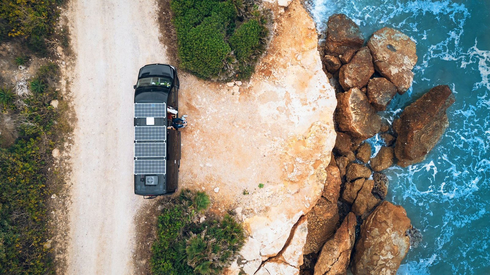 Camper junto a costa mediterránea, imagen de ambiente que no identifica Adria Matrix 2027