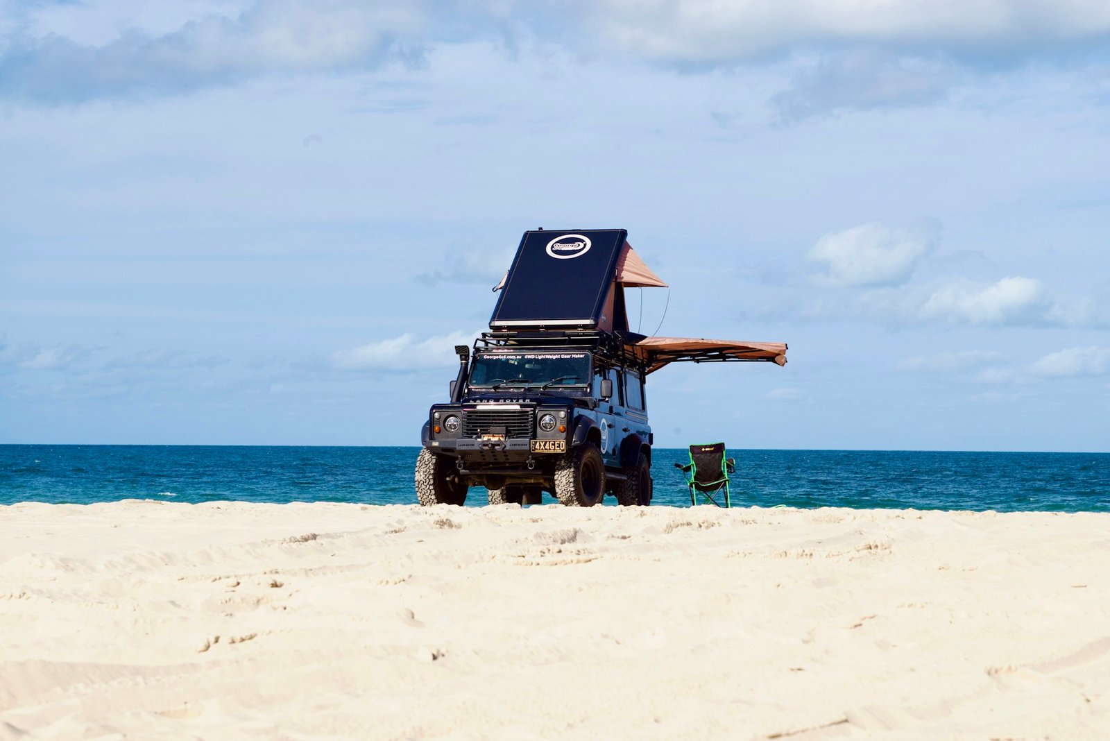 Vehículo camper en un paisaje de viaje