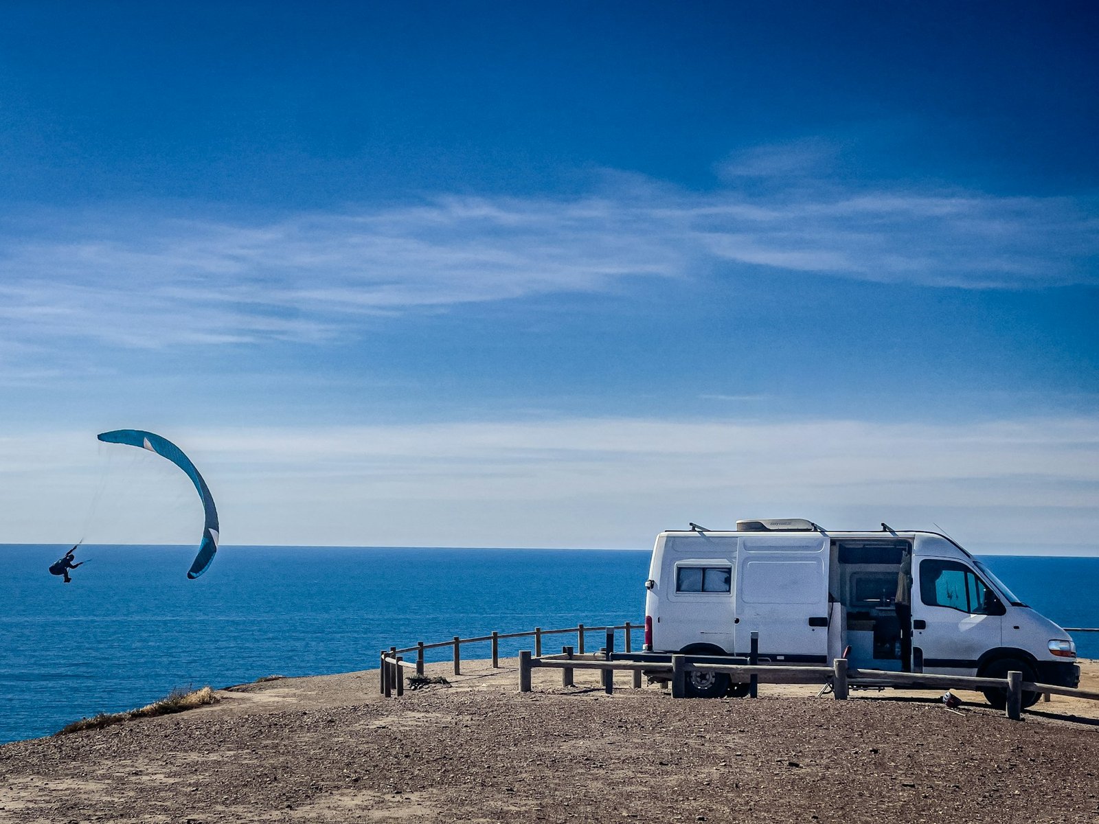 Camper en un paisaje abierto durante una ruta
