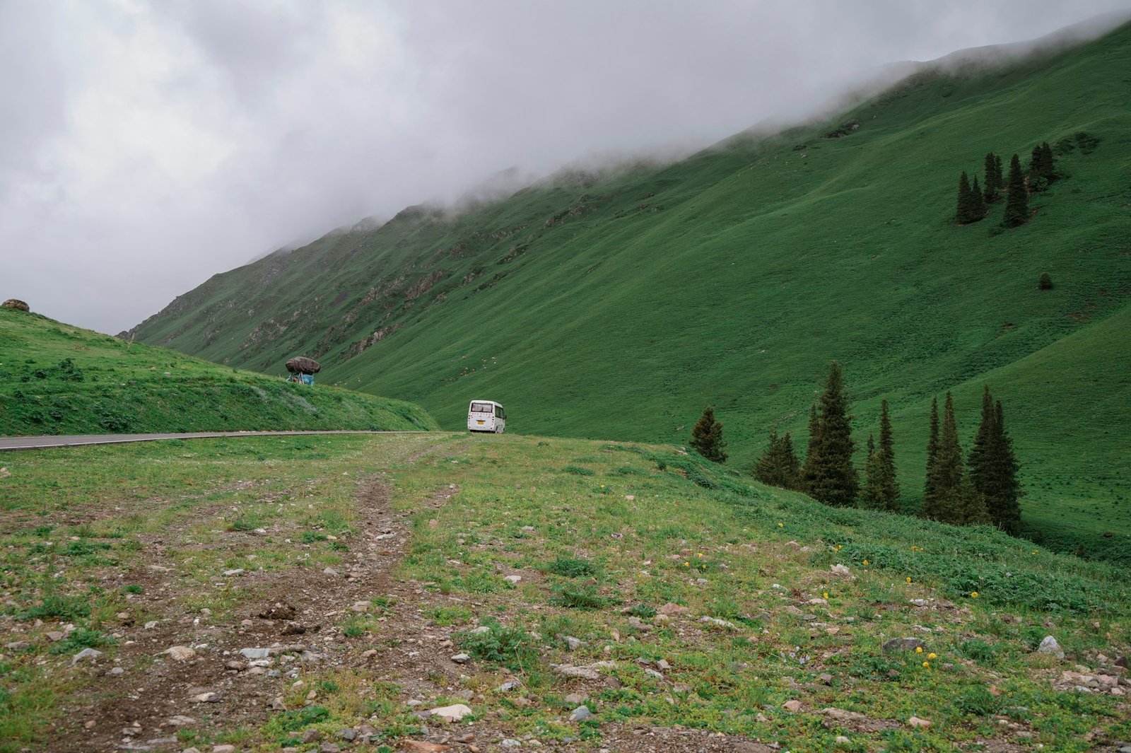 Camper viajando por una carretera entre naturaleza