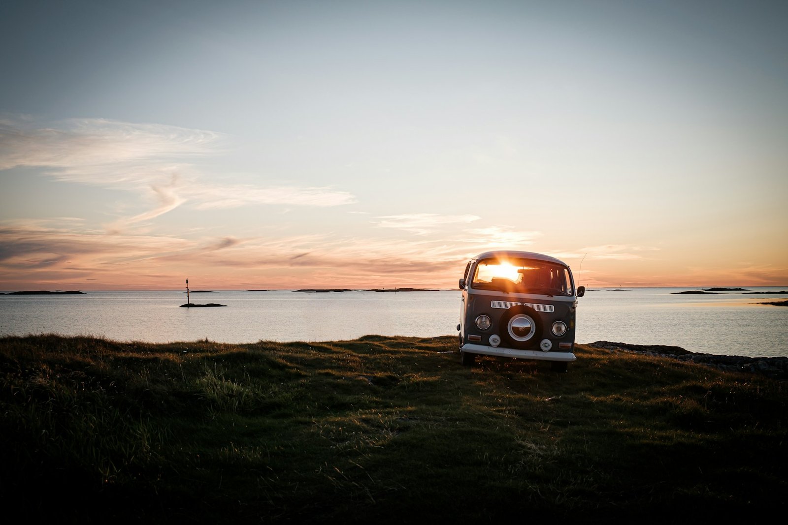Vehículo camper en un paisaje de viaje