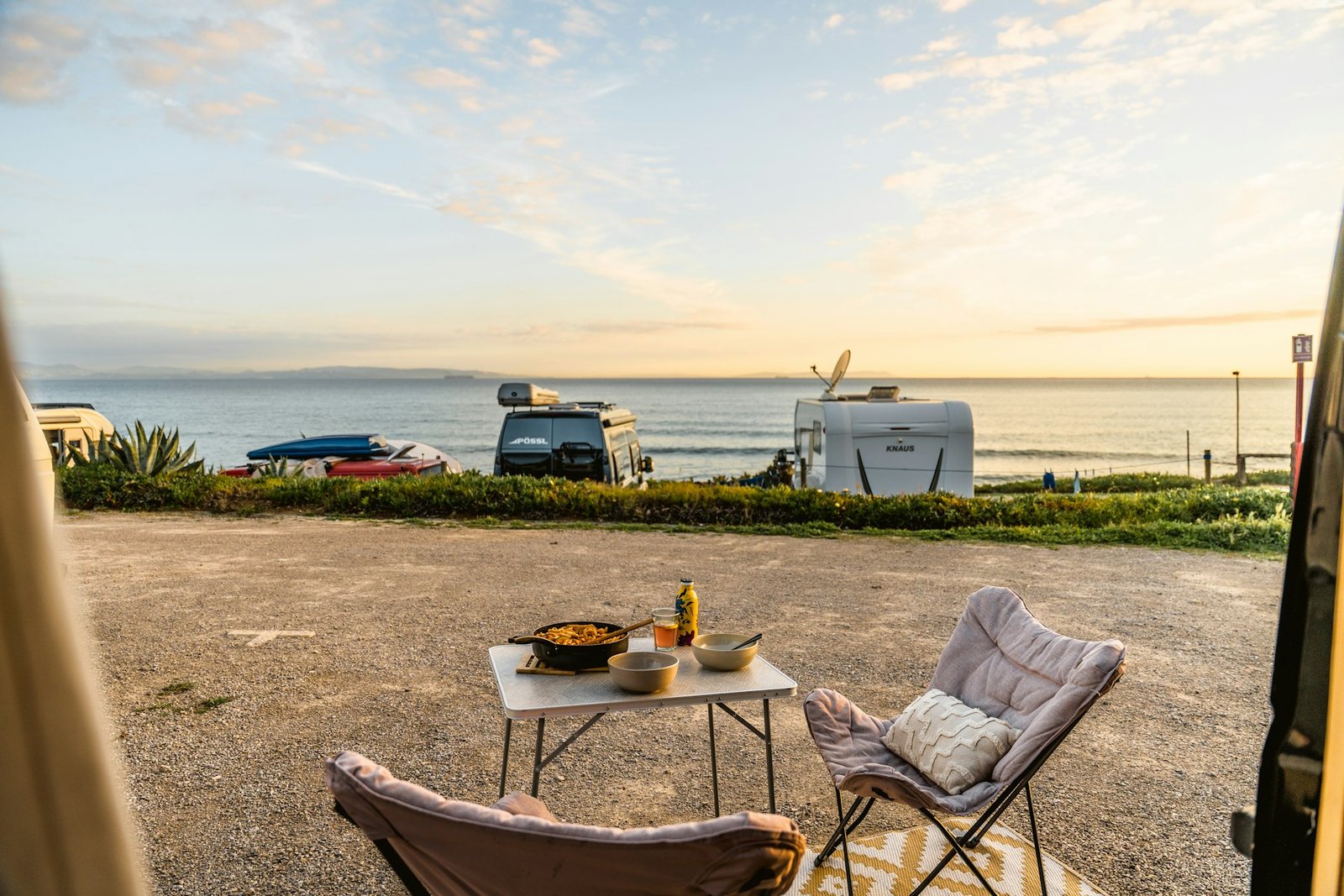 Campers junto al mar con una zona exterior preparada para la estancia