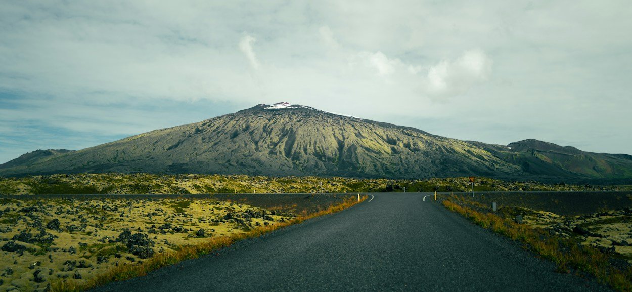 Carretera volcánica hacia las montañas en Snæfellsnes, Islandia