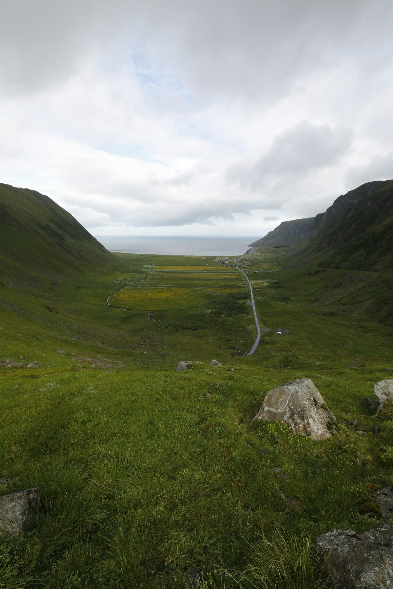 Valle verde entre montañas junto al mar en las islas Lofoten de Noruega