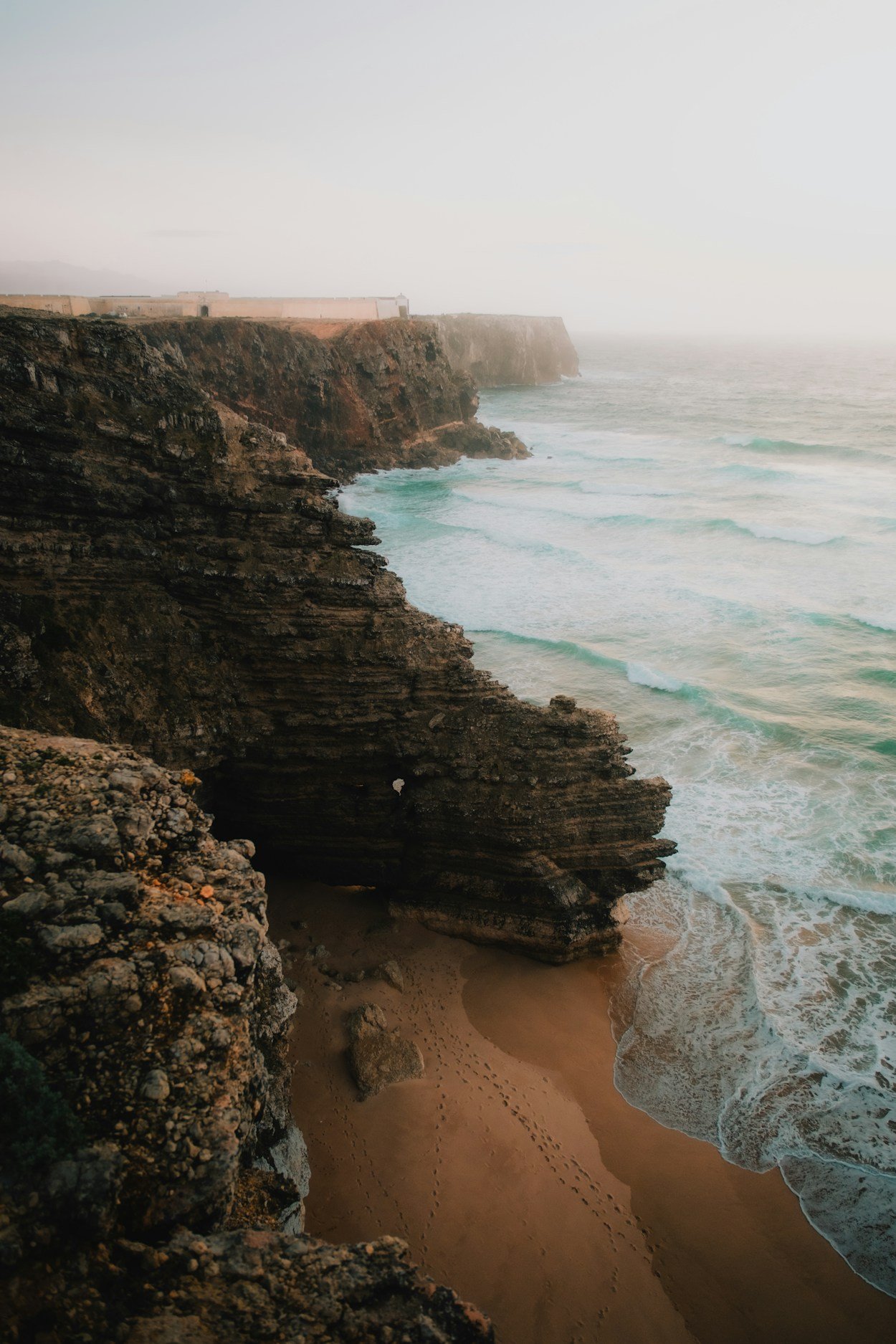 Playa y acantilados junto al mar en el Algarve de Portugal