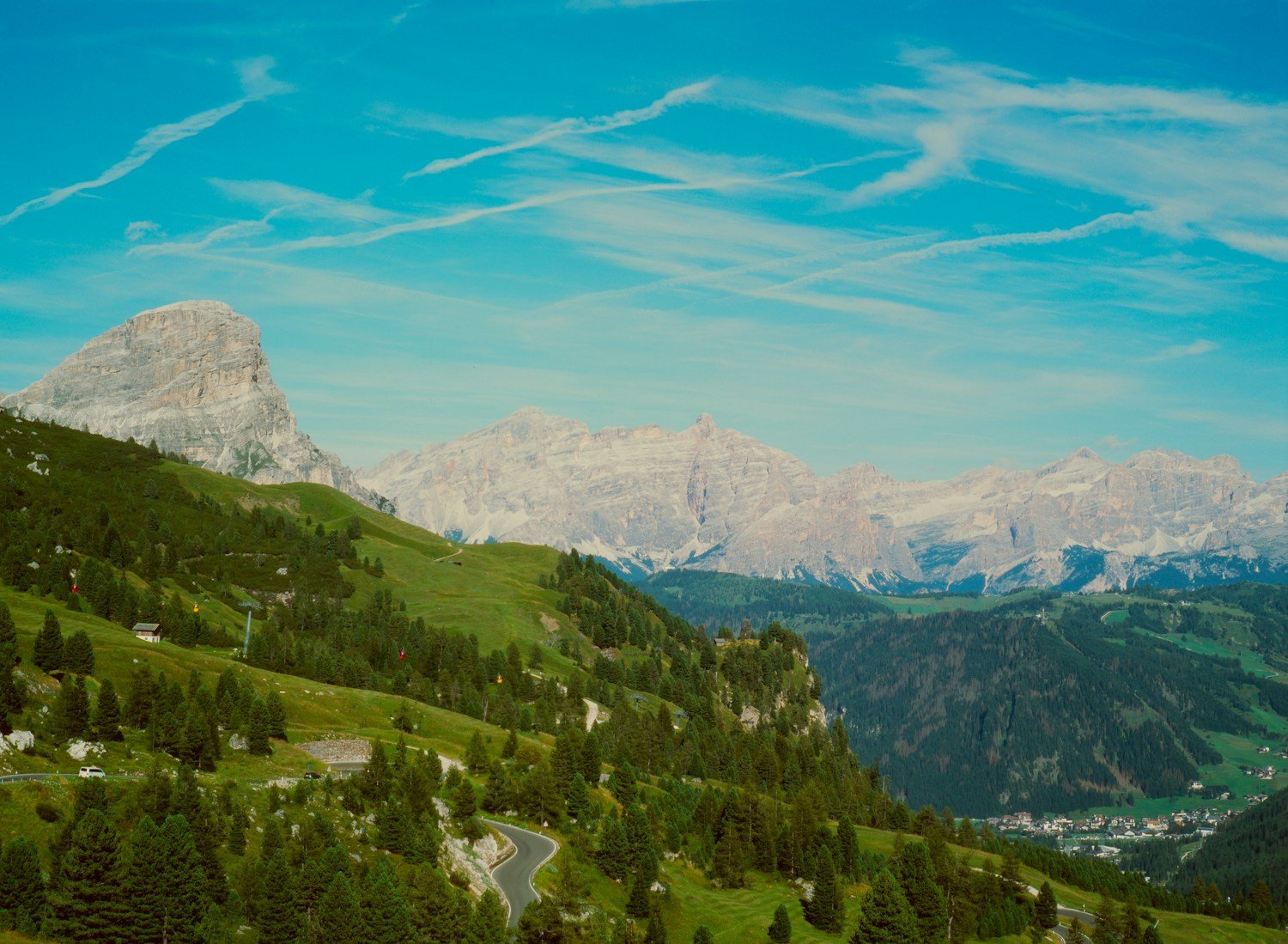 Valles verdes y montañas de los Dolomitas