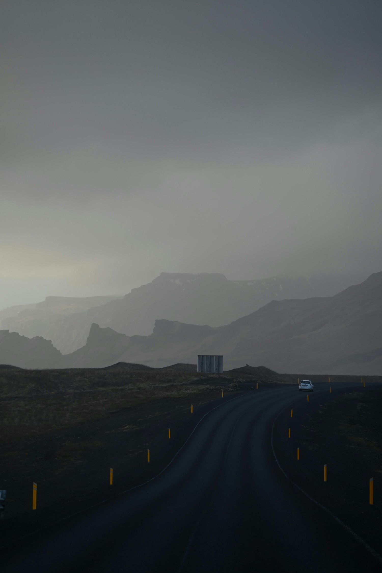 Carretera de Islandia frente a montañas volcánicas