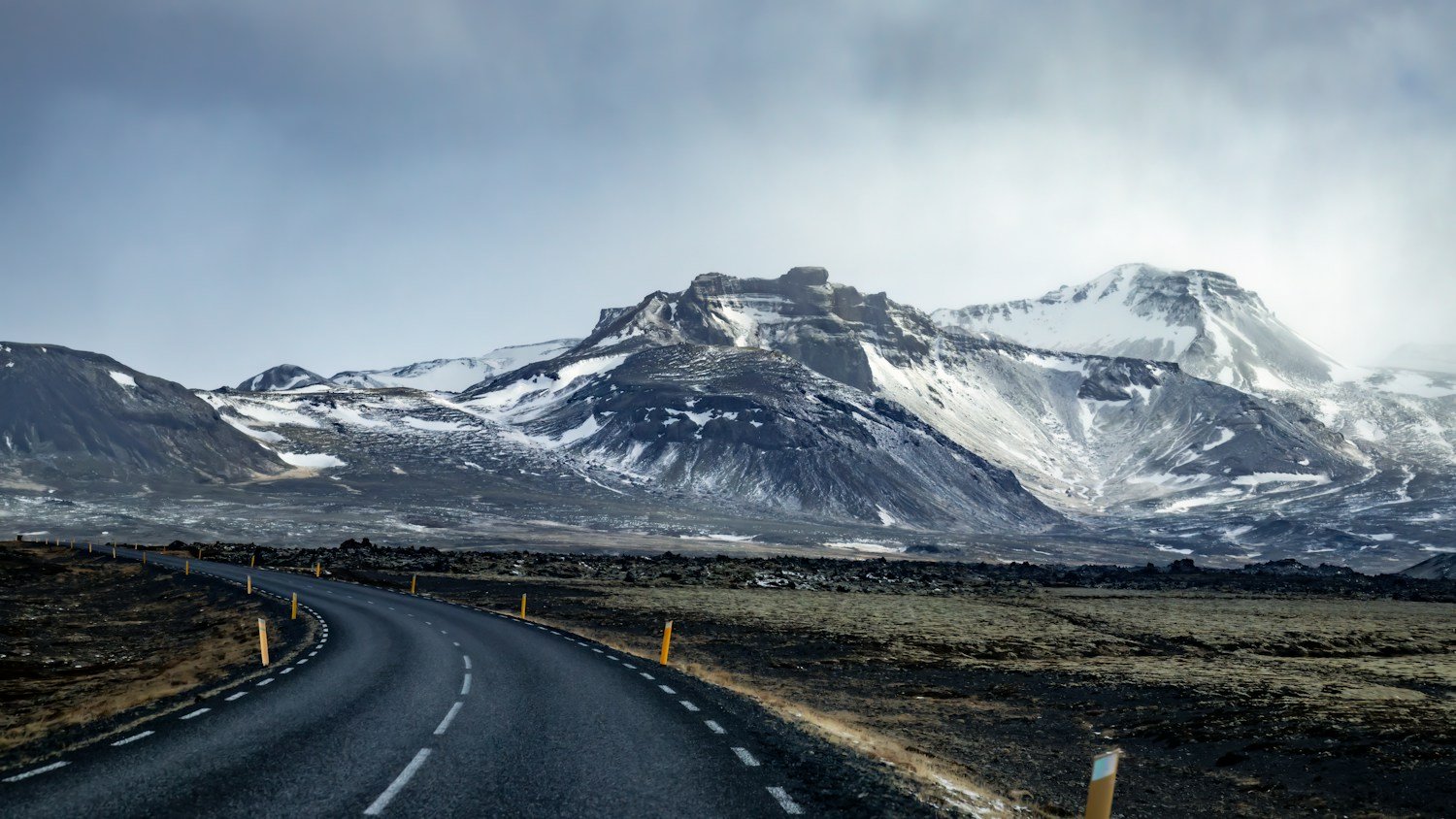 Carretera islandesa hacia las montañas de la Ring Road