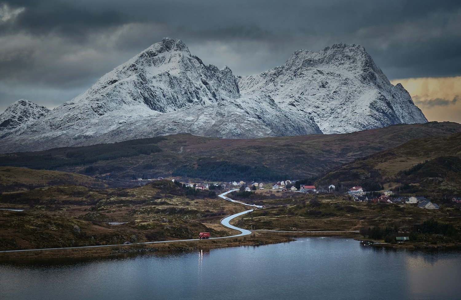 Paisaje montañoso noruego junto a un lago