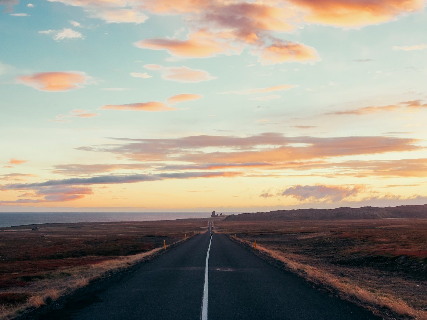 Carretera junto a montañas volcánicas de Islandia al atardecer