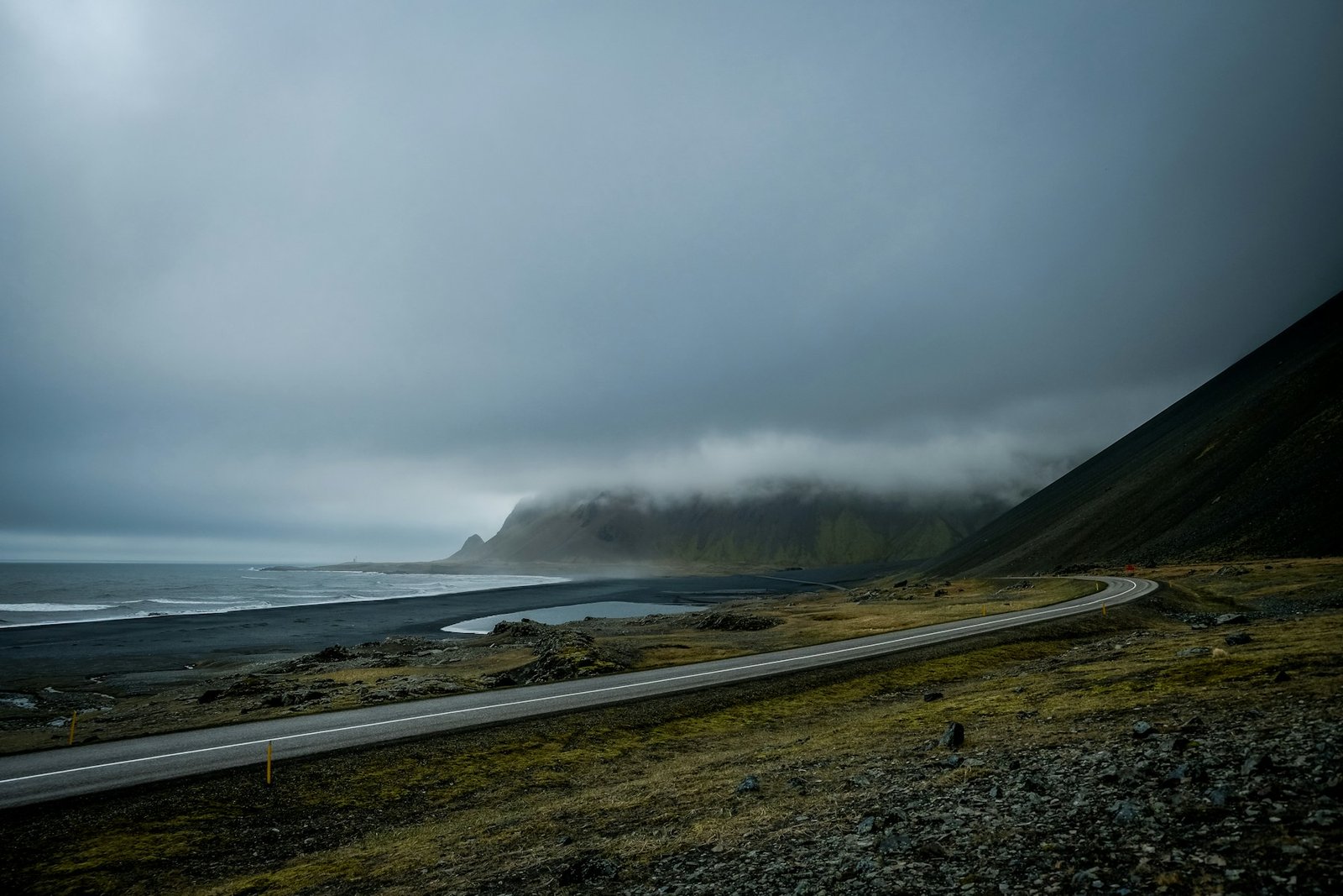 Ring Road de Islandia, carretera rodeada de montañas y naturaleza salvaje