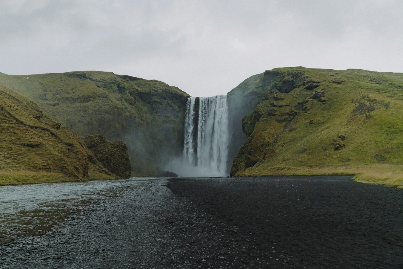 Cascada Skógafoss en Islandia junto a una ruta por carretera