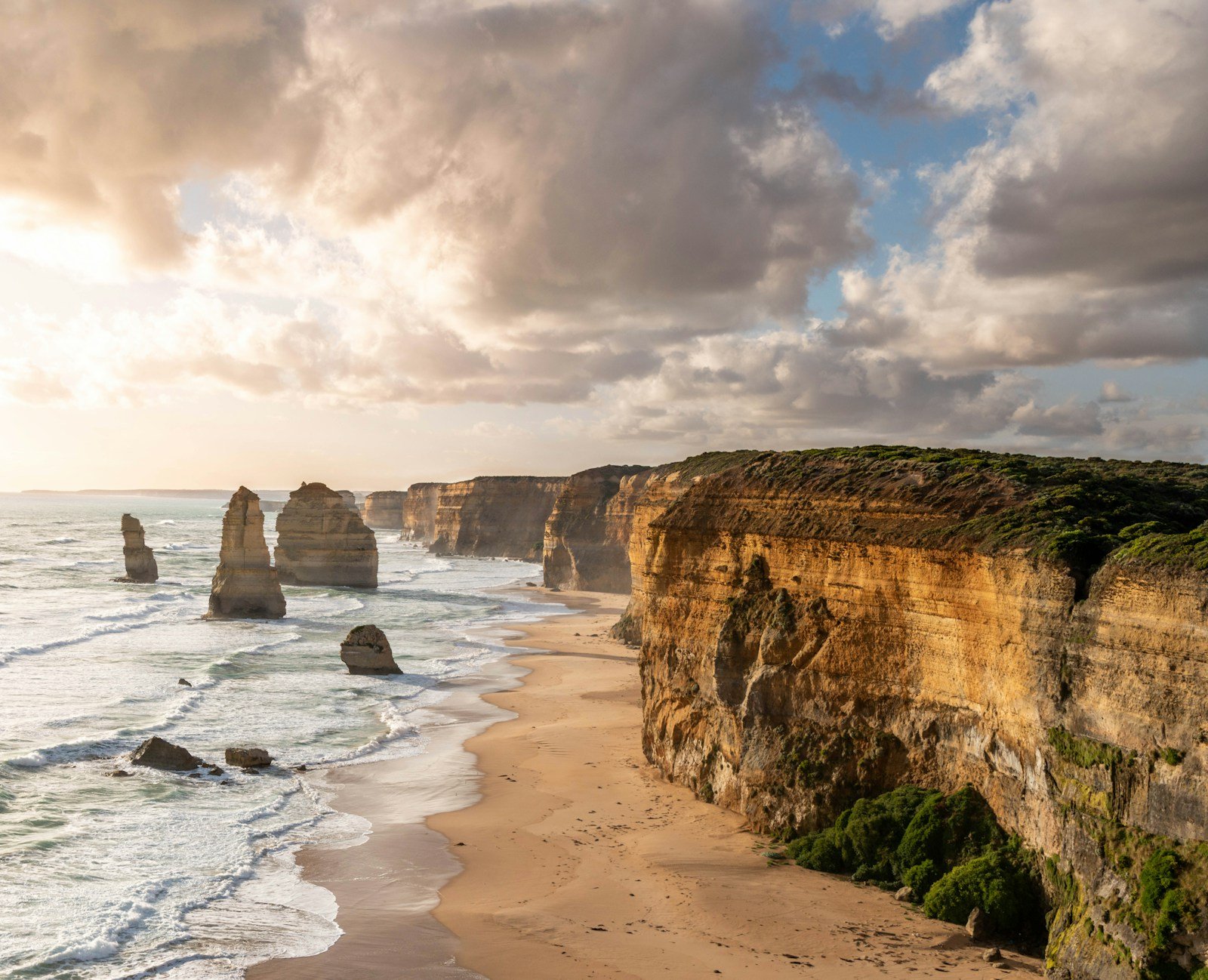 Acantilados y costa de Victoria al atardecer junto a la Great Ocean Road, Australia