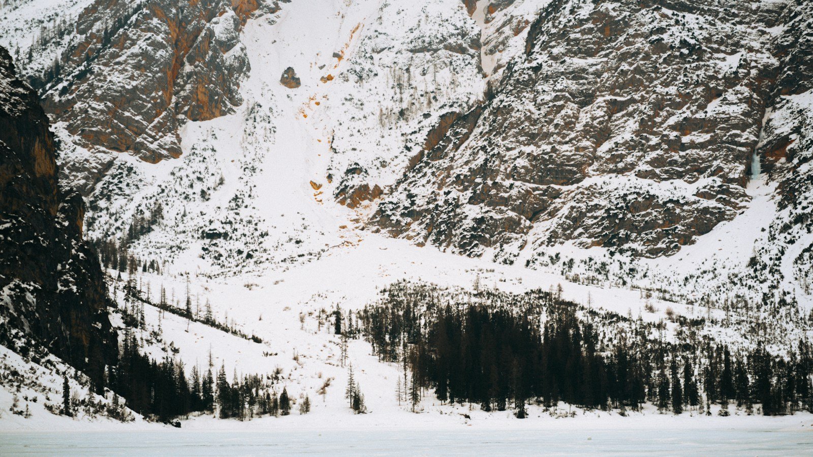 Lago di Braies rodeado de los Dolomitas