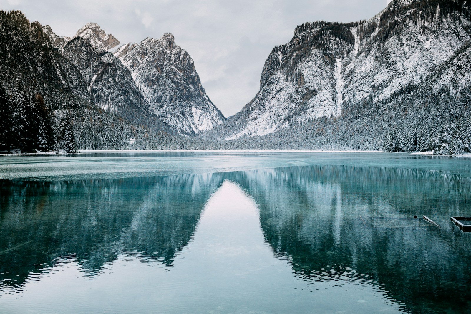 Lago alpino y montañas nevadas de los Dolomitas en Italia