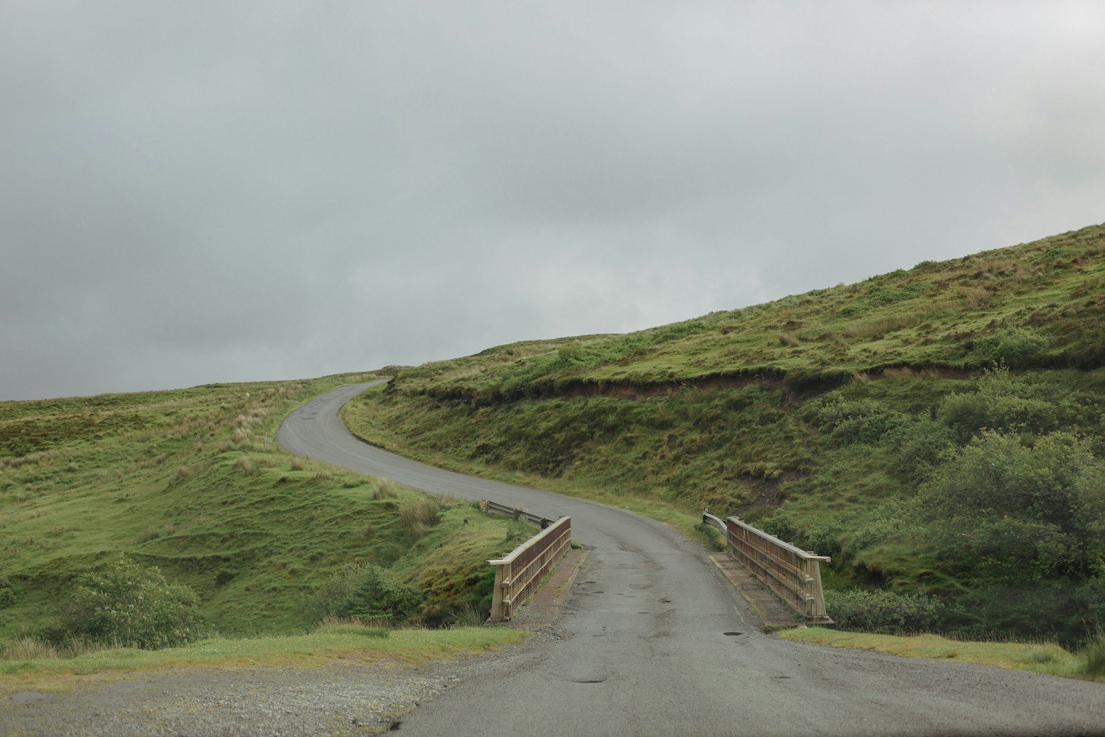 Carretera montañosa de Escocia, fotografía de inspiración para las Highlands
