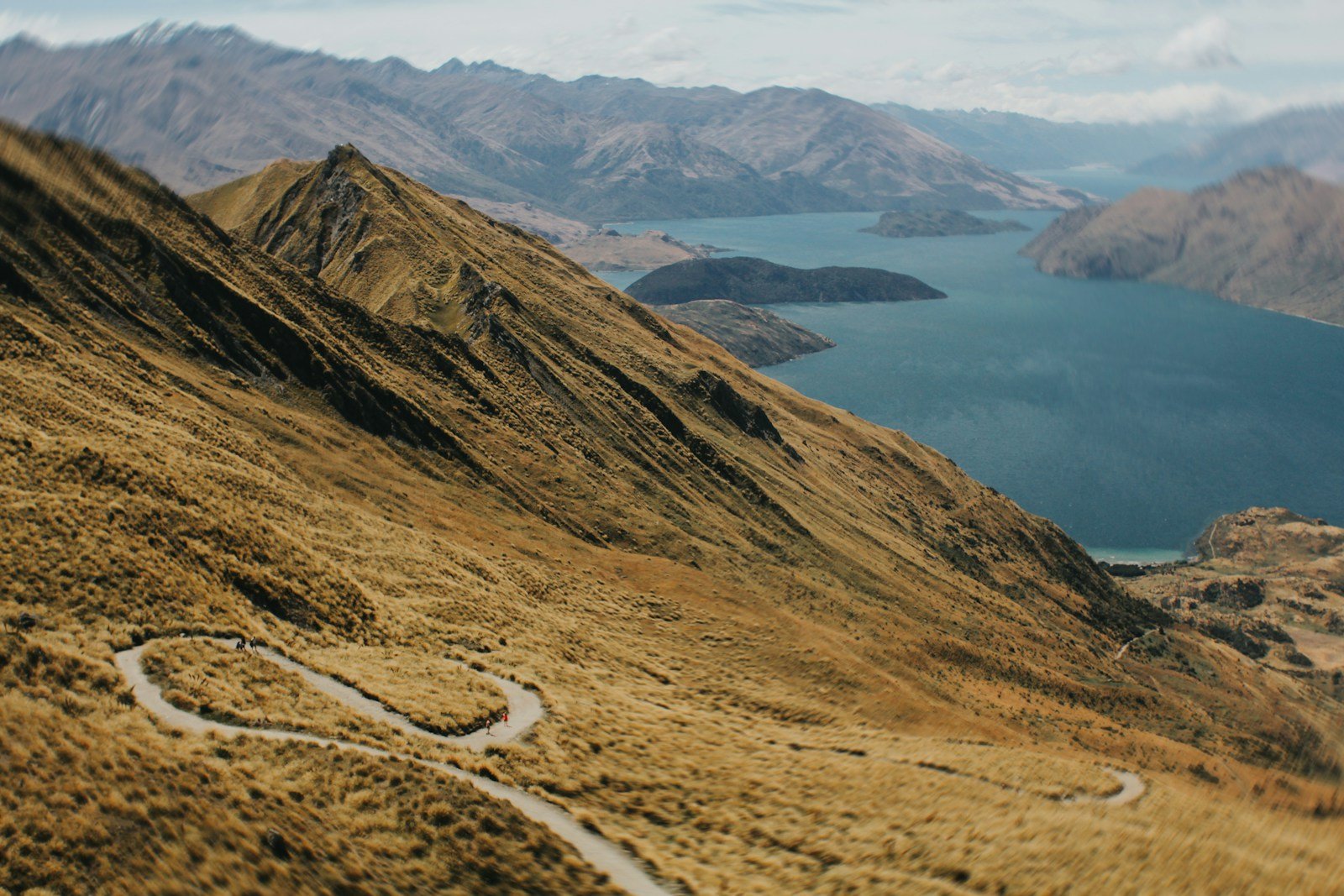 Montañas y lago en la Isla Sur de Nueva Zelanda bajo un cielo claro