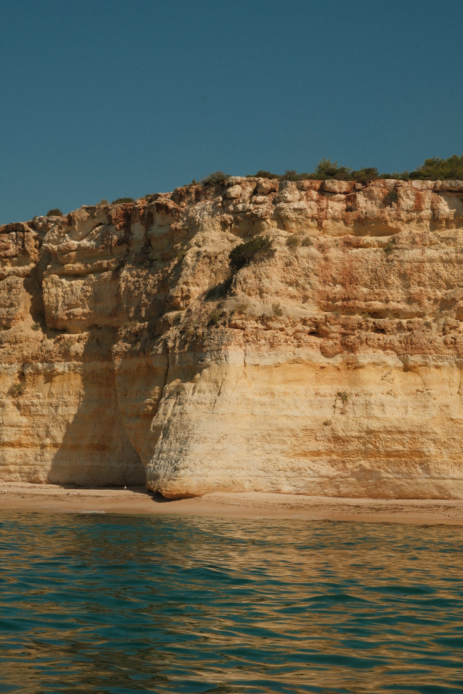 Acantilados de la costa del Algarve en Portugal