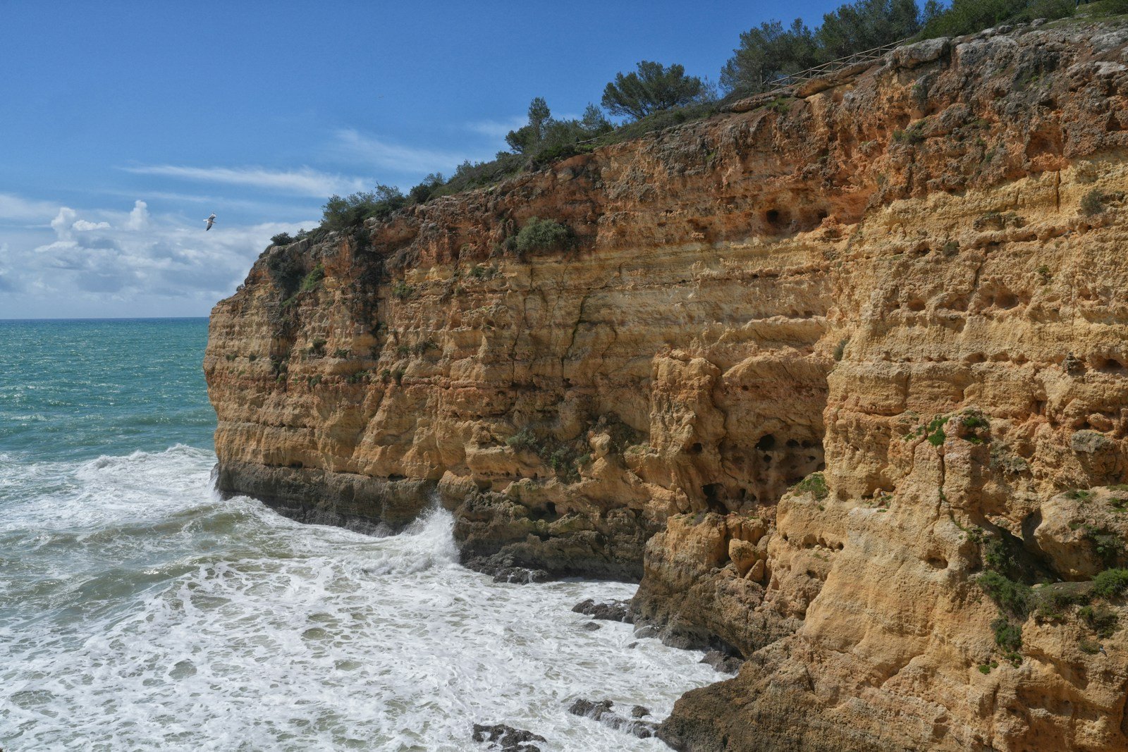 Acantilados del Algarve y mar abierto en Portugal