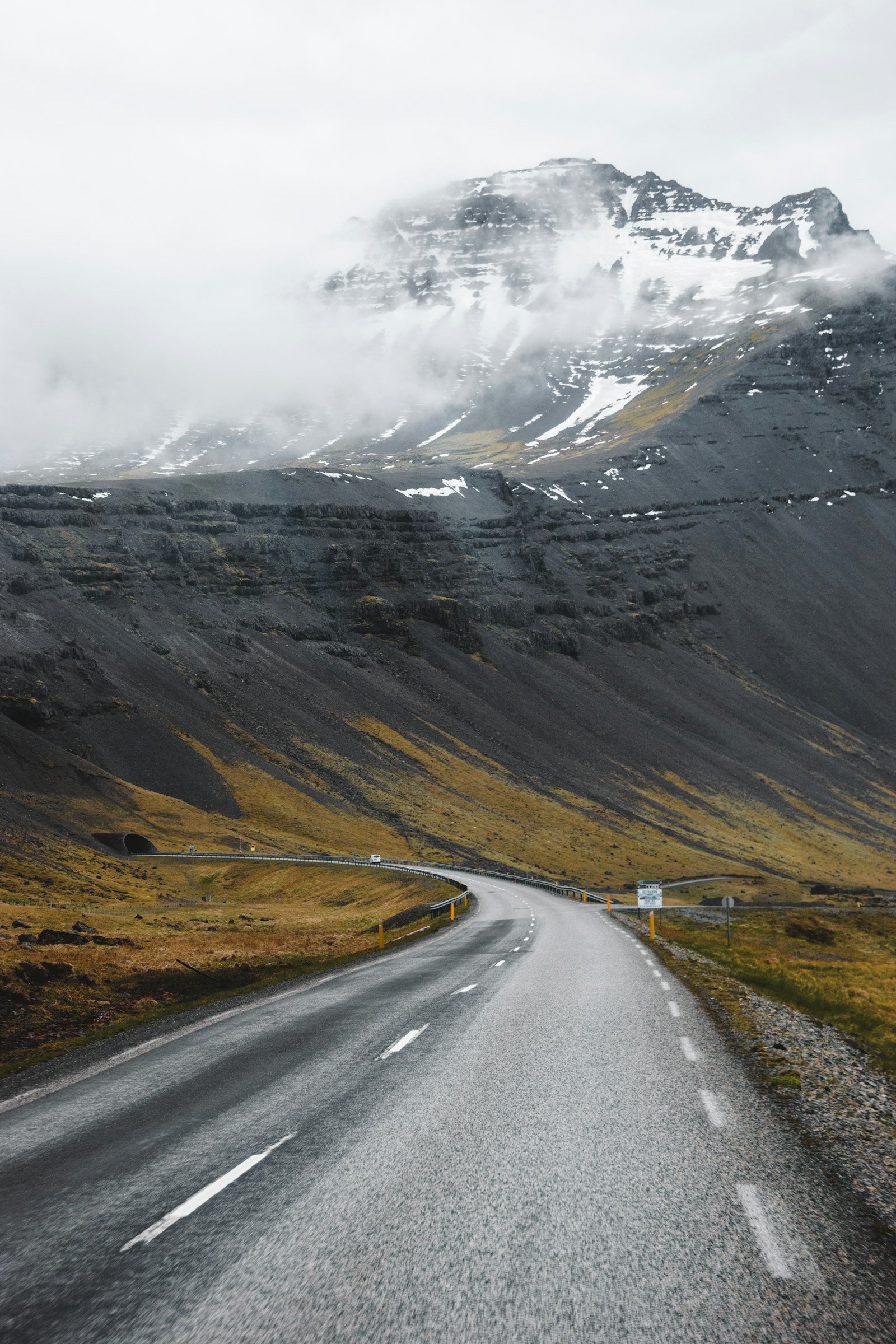 Carretera y montañas de Hornafjörður en Islandia