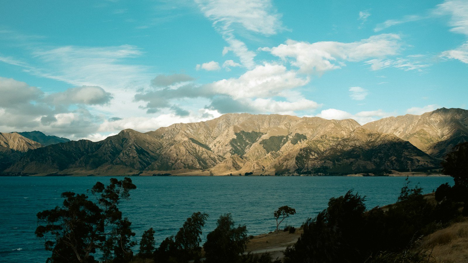 Lago Tekapo y montañas de Nueva Zelanda en un gran viaje camper